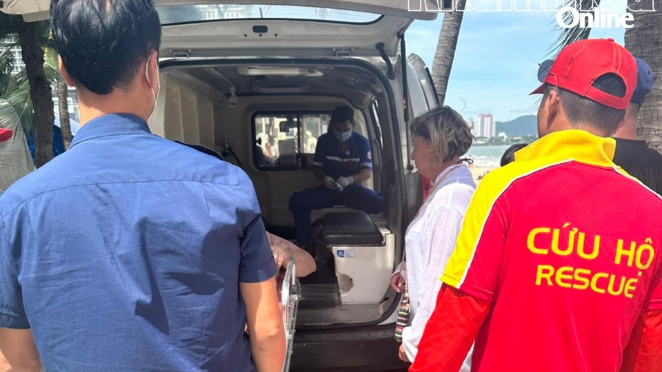 Russian tourist rescued from drowning in rough seas off Nha Trang