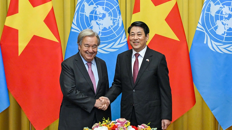talks between President Luong Cuong and UN Secretary General Antonio Guterres in Hanoi on October 24.jpg
