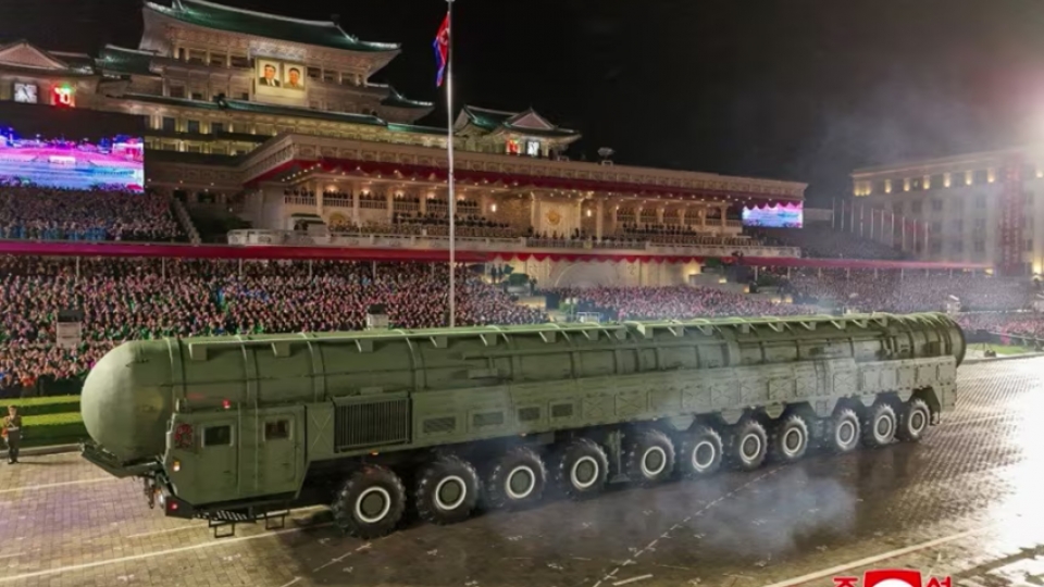ten_lua_dan_dao_lien_luc_dia_hwasong-20_moi_duoc_trung_bay_trong_le_duyet_binh_tai_binh_nhuong._anh_kcna.png