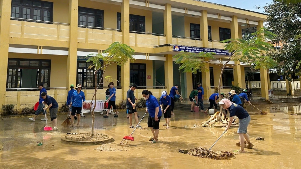 thanh nien sinh vien Viet Nam khac phuc hau qua lu Da Nang, hau qua lu lut Viet Nam -vov.jpg