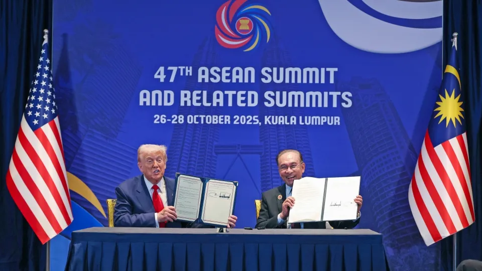 thoa_thuan_thuong_mai_doi_ung_giua_malaysia_va_my_duoc_ky_ket_boi_thu_tuong_malaysia_datuk_seri_anwar_ibrahim_va_tong_thong_my_donald_trump_vao_ngay_26_10_2025_tai_kuala_lumpur.jpg