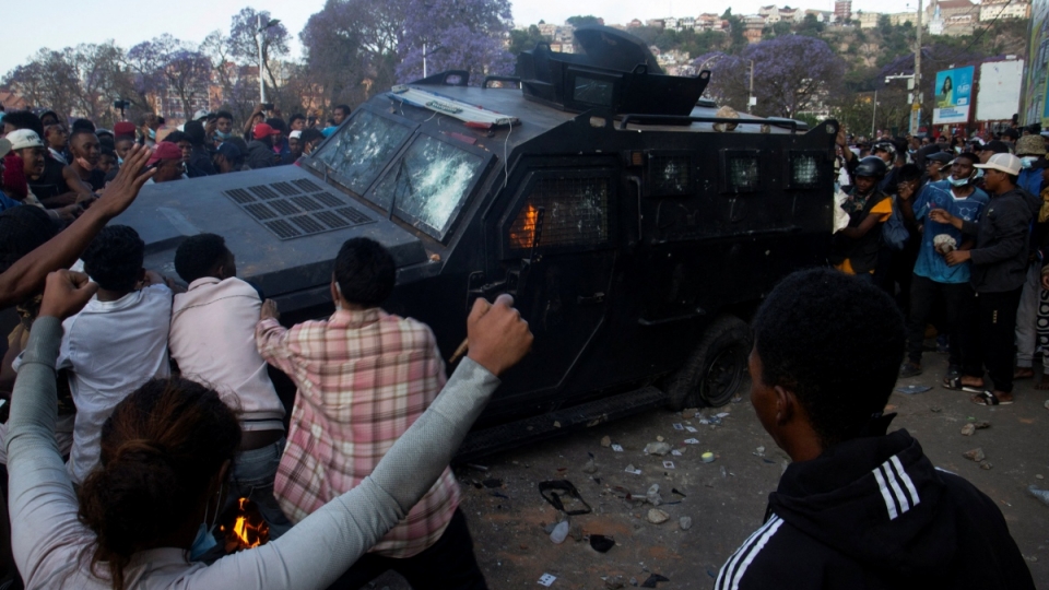 thu_tuong_madagascar_keu_goi_doi_thoai_va_doan_ket_sau_khi_binh_linh_tham_gia_bieu_tinh.jpg
