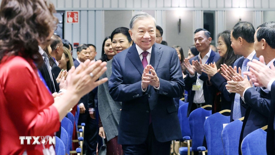 tong-bi-thu-to-lam-gap-can-bo-dai-su-quan-viet-nam-va-cong-dong-nguoi-viet-tai-bac-au-2.jpg