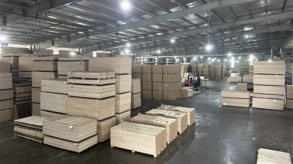 vietnams_wood_exports_face_mounting_challenges_in_us_eu_markets.jpg