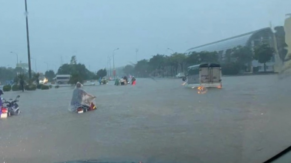 Heavy overnight rain causes widespread flooding in Hanoi