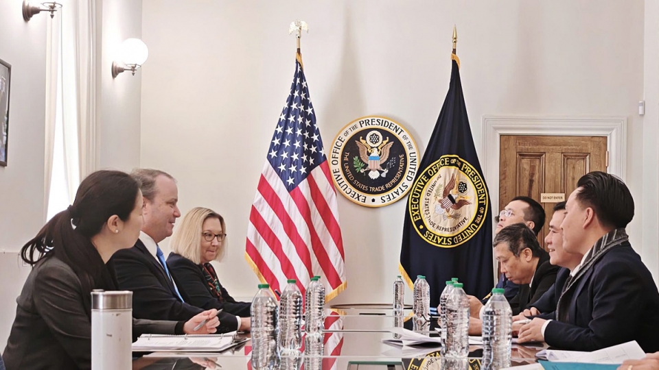 , Deputy Minister of Industry and Trade and Deputy Head of the Government’s Negotiation Delegation Nguyen Sinh Nhat Tan held a working session with US Deputy Trade Representative Rick Switzer.jpg