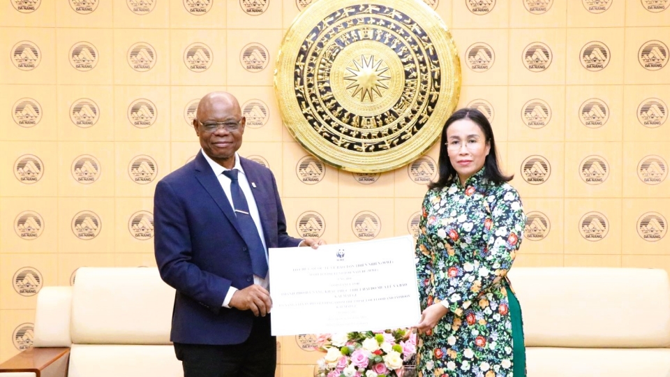Ông Martin Kabaluapa Kapinga, Tổng Giám đốc quản lý các văn phòng WWF trao 40.000 USD hỗ trợ đồng bào vùng thiên tai Đà Nẵng.JPG
