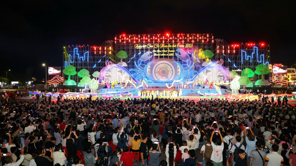 Đông đảo du khách về dự Ngày hội cua Cà Mau lần thứ II- năm 2025 (1).jpg