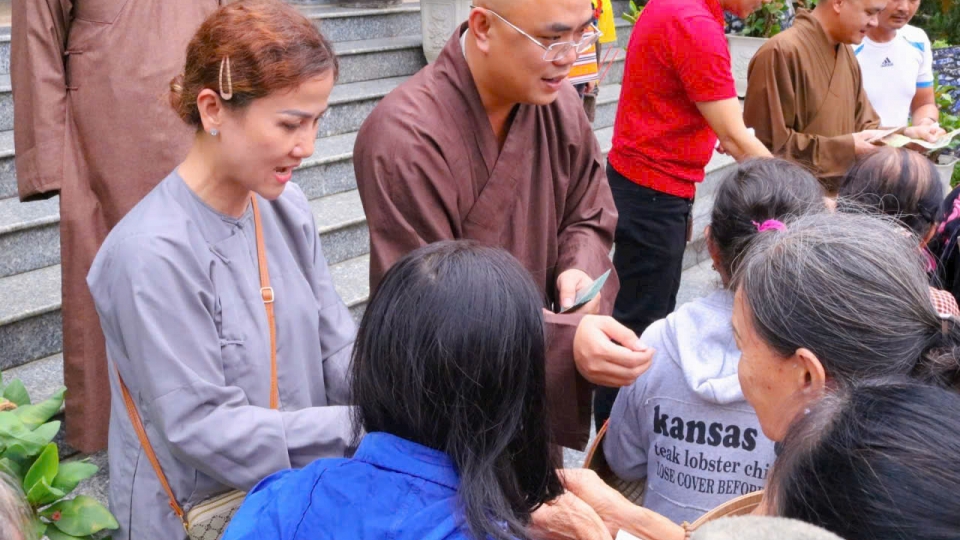 Đại đức Thích Minh Phước trụ trì chùa Liên Hoa thăm, tặng quà đồng bào vùng bị thiên tai.jpg