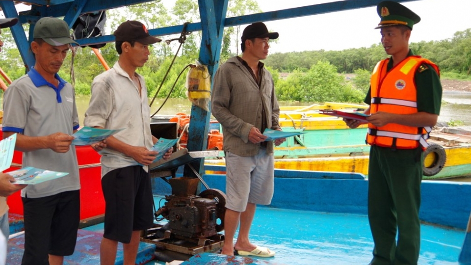 Đẩy mạnh hơn nữa công tác tuyên truyền cho chủ phương tiện, thuyền trưởng và ngư dân.jpg