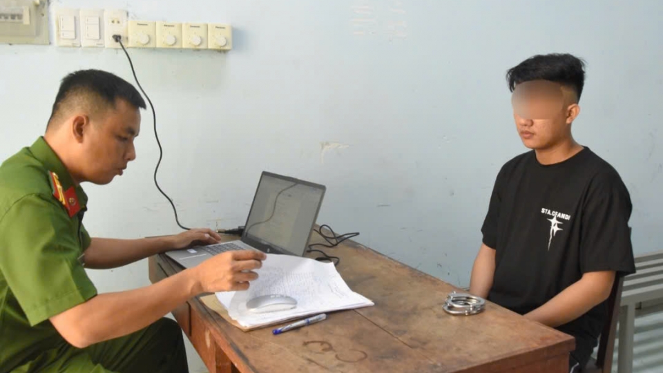 Điều tra viên làm việc với đối tượng Nguyễn Trung Tín .jpg