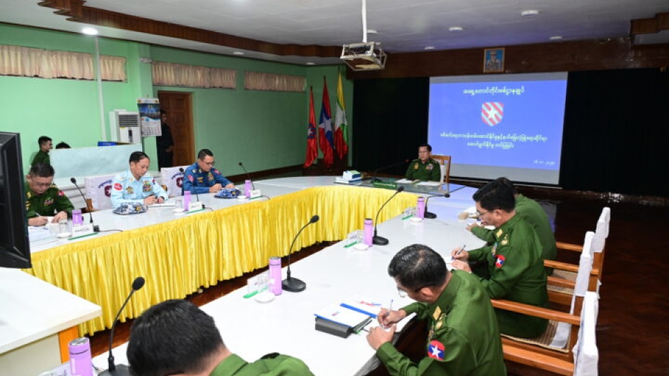 Ảnh Chủ tịch Ủy ban An ninh và Hòa bình Nhà nước Min Aung Hlaing chủ trì cuộc họp ngày 16.11 - Nguồn Truyền thông Nhà nước Myanmar.jpg