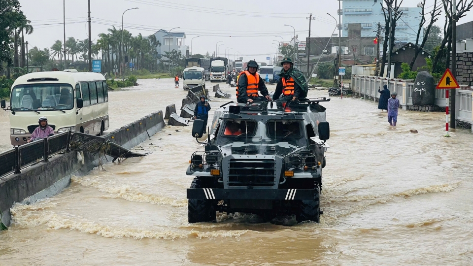 Quân khu 5 điều động xe thiết giáp tiếp tế khẩn cấp cho người dân vùng lũ Đắk Lắk
