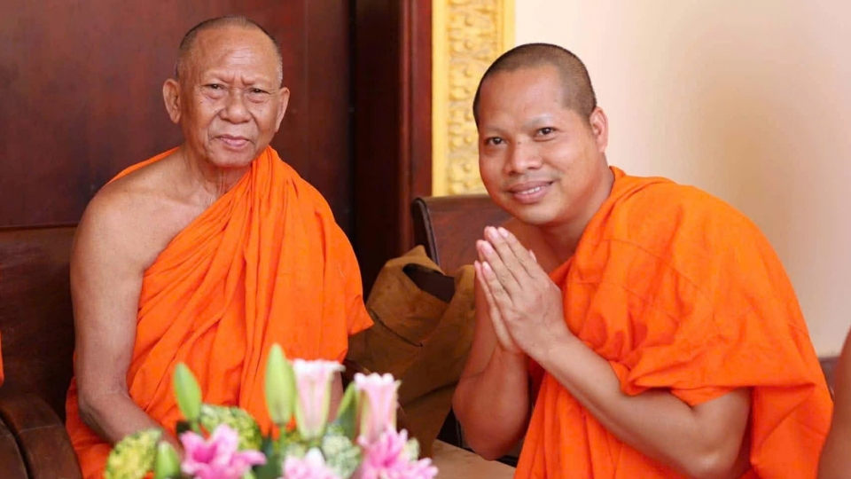 2 - Đại đức Thạch Sa Mon (Bìa phải), sư cả chùa Chùa KomBangBat, xã Tam Ngãi, tỉnh Vĩnh Long.jpg