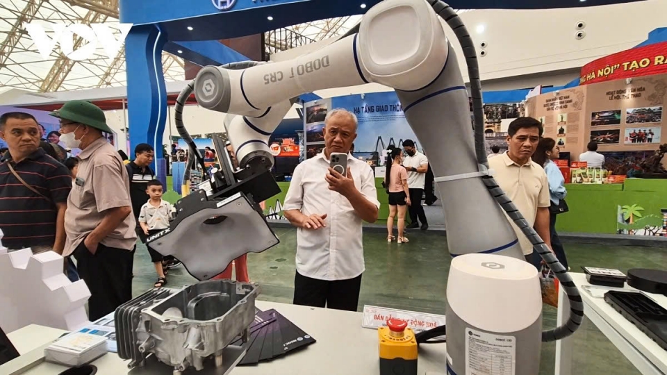 A machine-manufacturing robot on display at the A80 Exhibition in Hanoi.jpg