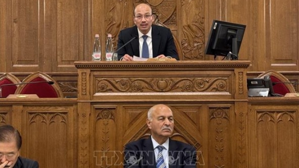 Ambassador Bui Le Thai (front row) speaks at the sixth Asia–Europe Political Forum in Hungary.jpg