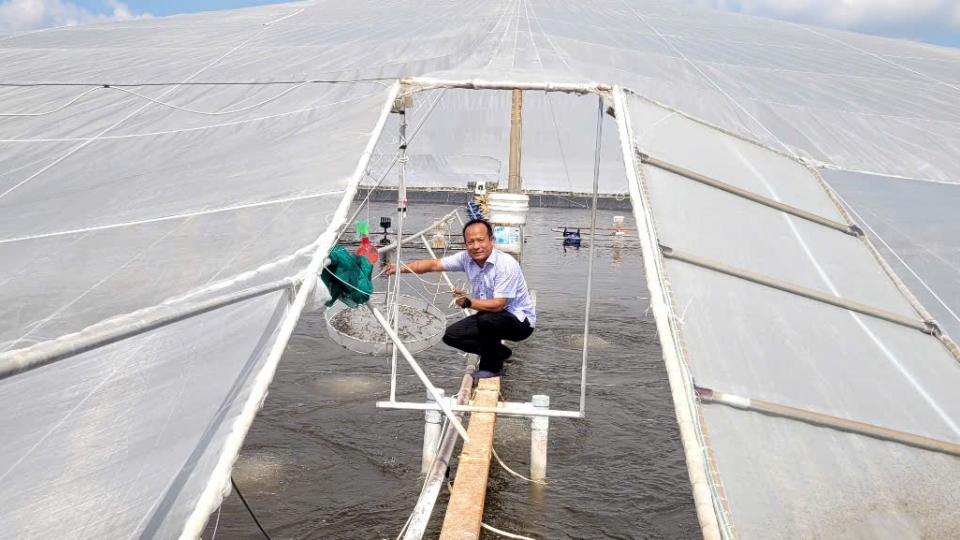 Anh Ngô Minh Tuấn thăm một ao tôm công nghệ cao.jpg