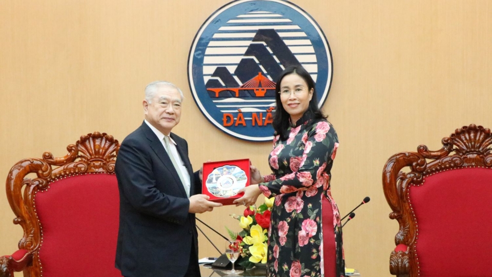 Bà Nguyễn Thị Anh Thi, PCT UBND TP Đà Nẵng trao quà lưu niệm tặng ông Teiichi Nishimura, Chủ tịch Hội Hữu nghị Nhật - Việt vùng Kansai, Nhật Bản (2).JPG