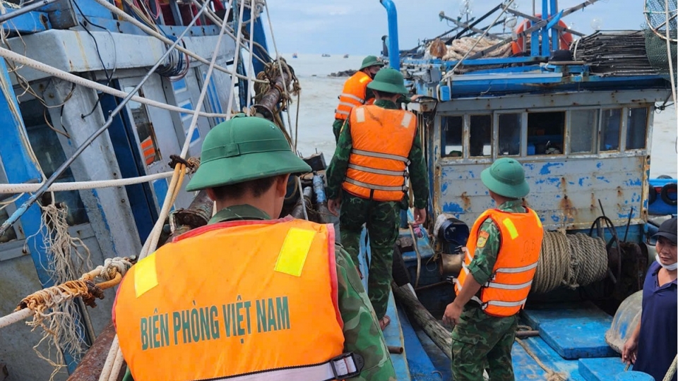 Biên phòng Phước Lộc đã huy động lực lượng hỗ trợ các chủ tàu khắc phục thiệt hại.jpg