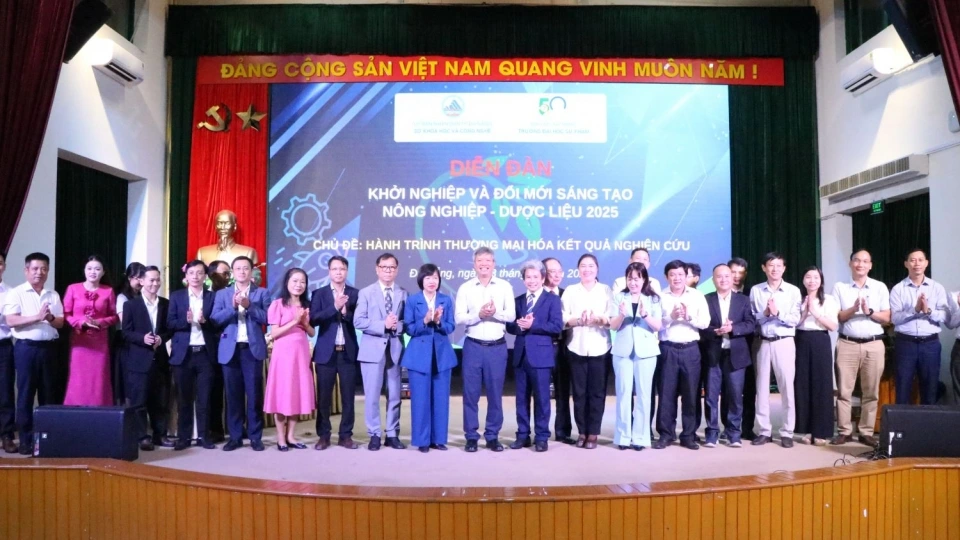Các chuyên gia, các nhà khoa học tham dự Diễn đàn.JPG