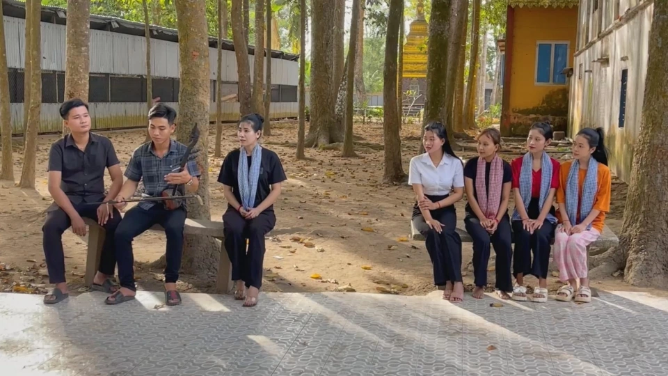 Câu lạc bộ Văn hóa – Văn nghệ chùa Bốn Mặt  cùng nhau luyện hát, ôn lại những bài hát ru dân gian .PNG