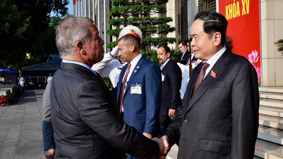 Chairman of the National Assembly Tran Thanh Man and King Abdullah II Ibn Al-Hussein of Jordan in Hanoi on November 12.jpg