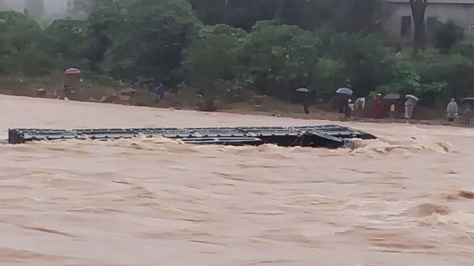 Chiếc xe và tài xế bị nước lũ cuốn trôi (2).jpg