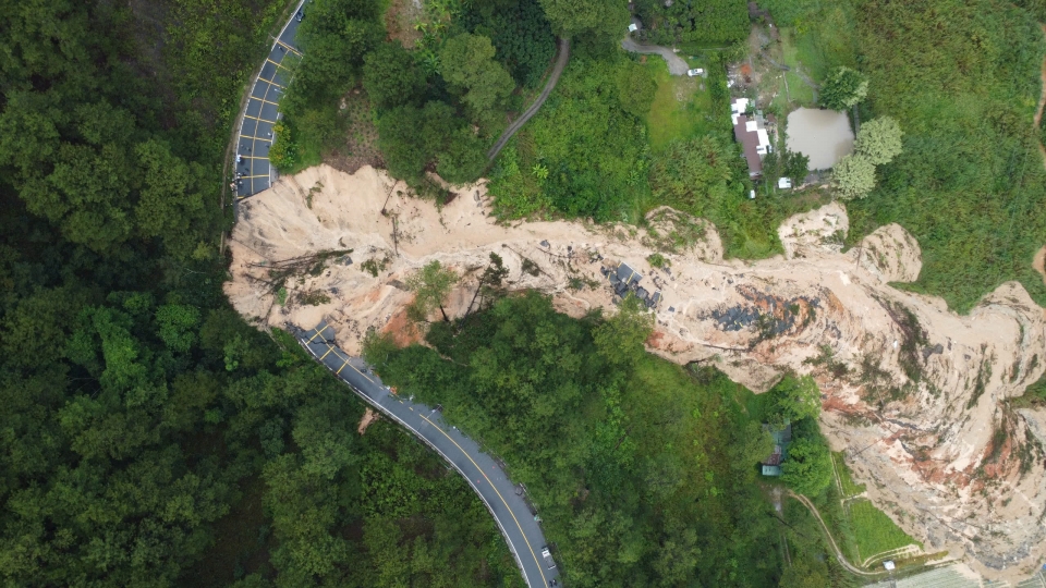 Dao Mimosa sat lo, Dalat thu hẹp con 2 loi len xuong.jpg