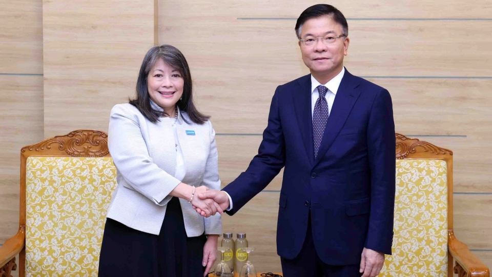 Deputy Prime Minister Le Thanh Long meets June Kunugi, UNICEF Regional Director for East Asia and the Pacific.jpg