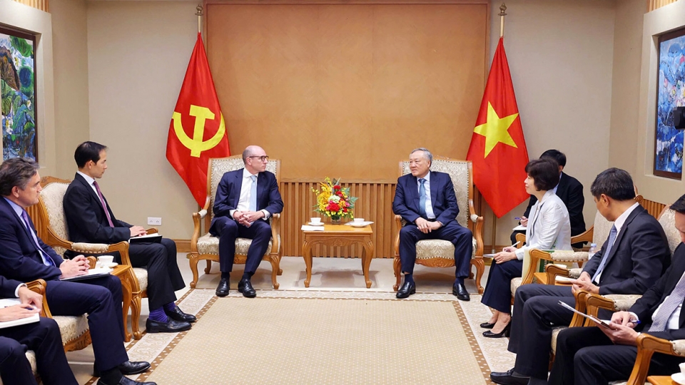 Deputy Prime Minister Nguyen Hoa Binh receives Richard Sell, CEO of Haeco, a member of Swire in Hanoi on November 17.jpg