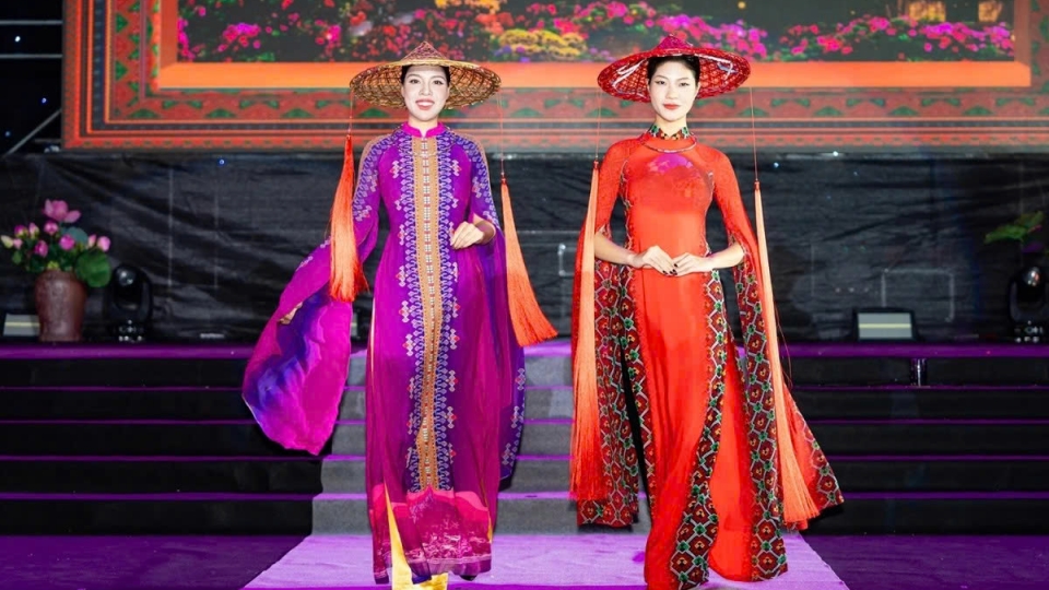 Ethnic designer showcases heritage at Hanoi Tourism Ao Dai Festival 2.jpg