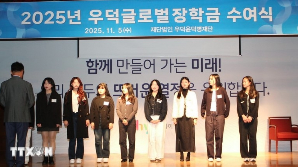 Lee Jeong Yeol, director of the Wooduk Yoon Duk Byung Foundation (RoK), presents scholarships to students.jpg