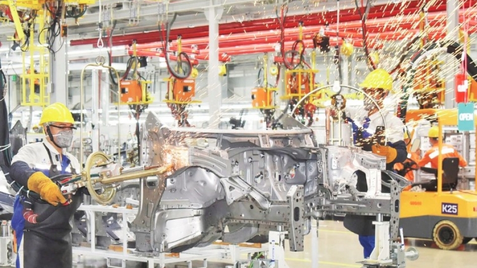 Manufacturing and processing leads newly licensed FDI with US$7.97 billion, making up 56.7% of total new registered capital.jpg