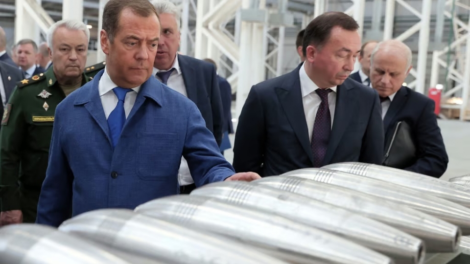Medvedev ben dan phao Nga tai nha may -sputnik.jpg