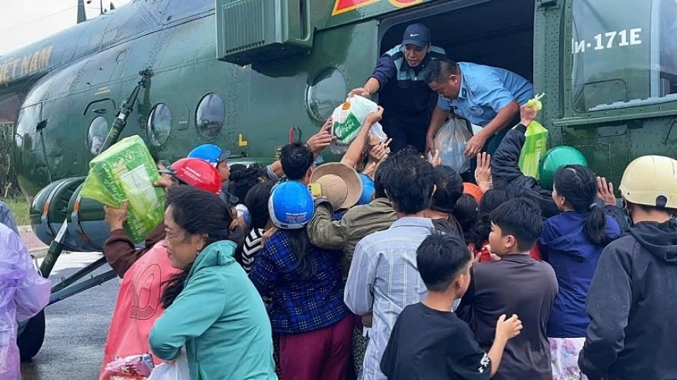 Military helicopters deliver relief supplies to flood-affected communities in Central Vietnam.jpg