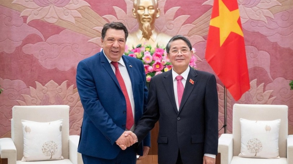 Nguyen Duc Hai receives Gabriel Petris, Vietnam’s Honorary Consul in Piraeus, Greece.jpg