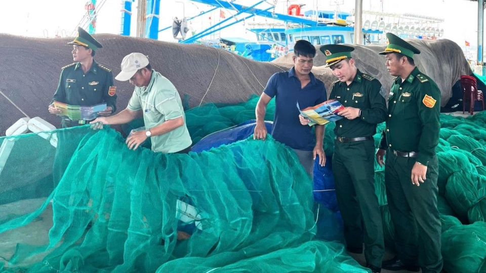 Officers of Thanh Hai Border Guard Station conduct communication activities to raise fishermen’s awareness about preventing and combating IUU fishing..jpg