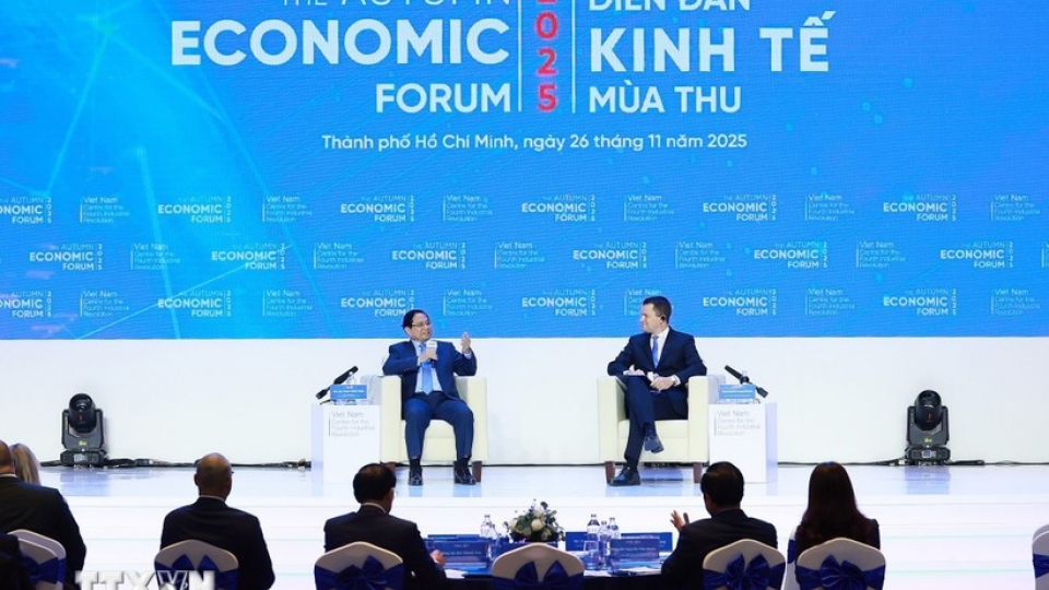 PM Chinh dialogue WEF director at autumn economic forum.jpg