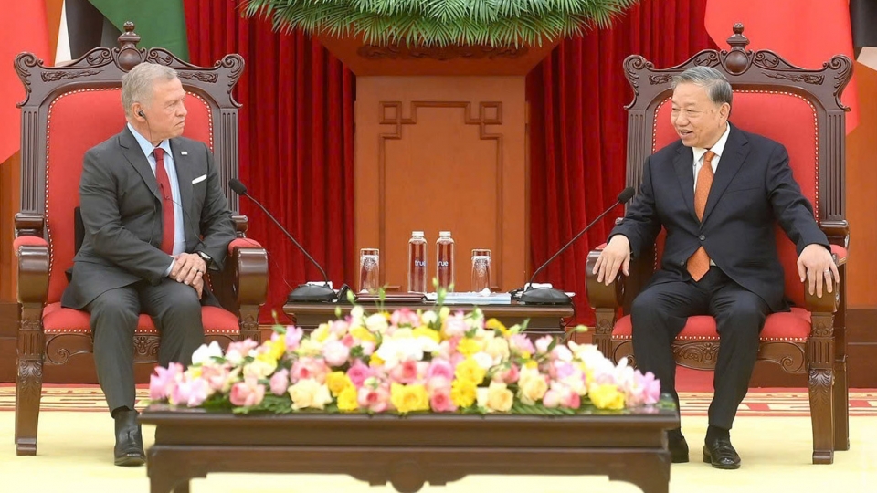 Party leader To Lam during his meeting with King Abdullah II Ibn Al-Hussein of Jordan in Hanoi on November 12 1.jpg