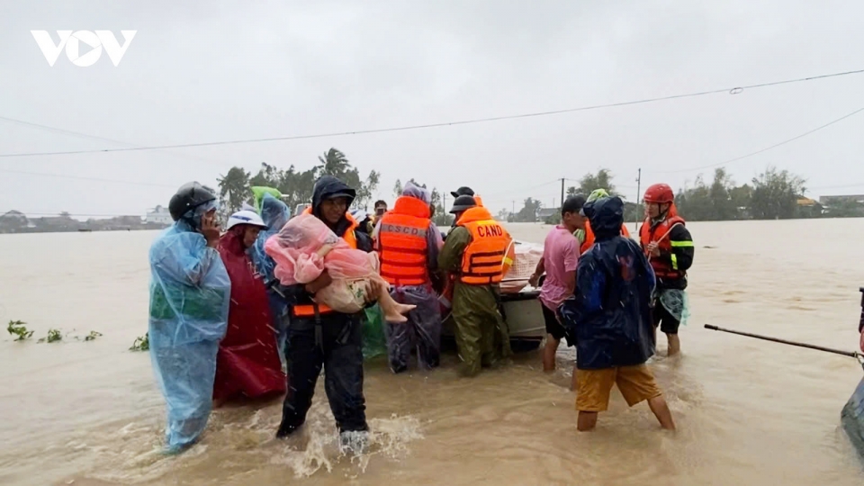 Politburo directs coordinated flood relief and recovery efforts in central Vietnam3.jpg