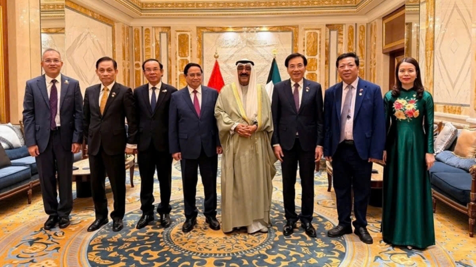 Prime Minister Pham Minh Chinh meets Emir of Kuwait 2.jpg