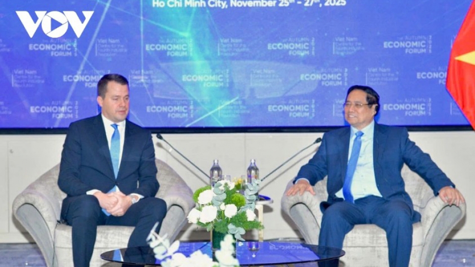 Prime Minister Pham Minh Chinh meets World Economic Forum leader.jpg
