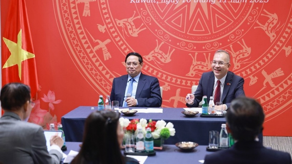 Prime Minister Pham Minh Chinh meets staff of the Vietnamese Embassy.jpg