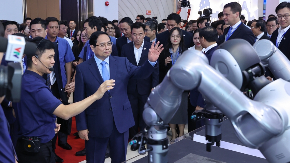 Prime Minister visits exhibition at the forum.jpg