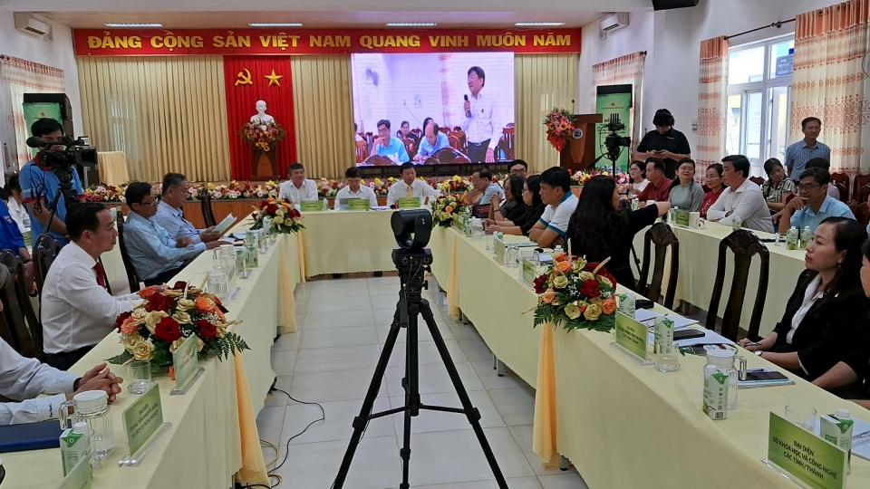 Quang cảnh diễn đàn_.jpg