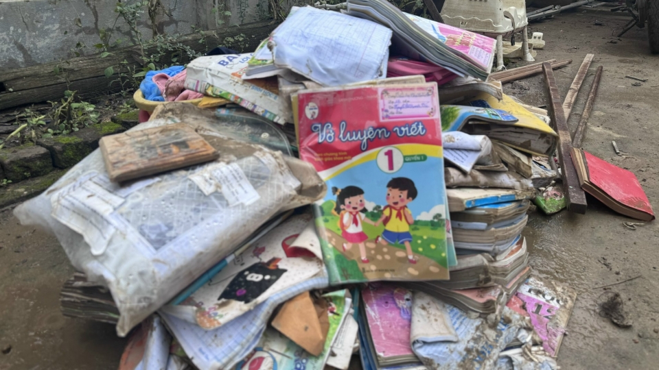 Sách giáo khoa của đa số học sinh vùng lũ ở các xã phía Đông tỉnh Đắk Lắk bị nước lũ nhấn chìm, ướt mục.jpg