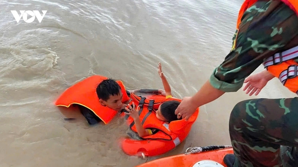 Soldiers battle raging floods, race against time to save lives in Central Vietnam.jpg