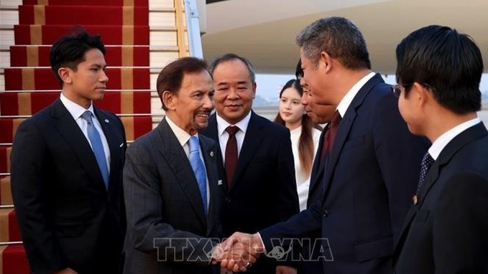 Sultan of Brunei Haji Hassanal Bolkiah arrives in Hanoi on November 30 afternoon.jpg