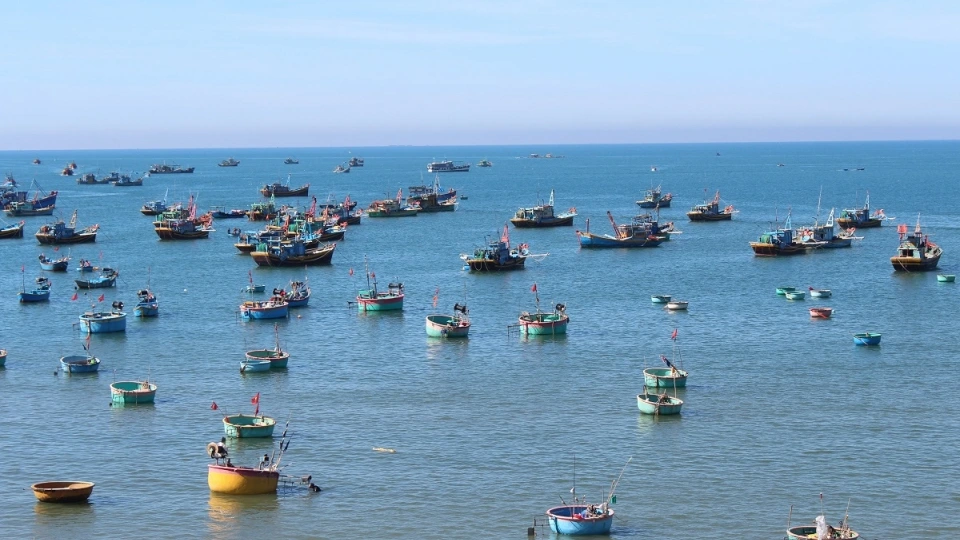 Tàu cá đang neo đậu làng chài Mũi Né.JPG