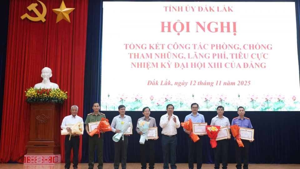 Tại Hội nghị, Tỉnh ủy Đắk Lắk đã khen thưởng 7 tập thế và 15 cá nhân có thành tích xuất sắc trong công tác phòng chống tham nhũng, lãng phí, tiêu cực tại tỉnh .jpg